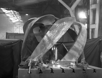821700 Afbeelding van de fabricage van een krooncutter bij de N.V. Nederlandse Staalfabrieken DEMKA (Havenweg 7) te Utrecht.